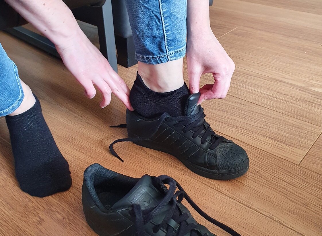 Zilver footies zwart aantrekken