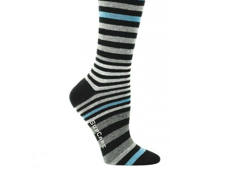 Detail compressiekous zwartgrijs en blauwwit gestreept