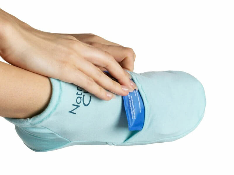 Cold therapy sock lichtblauw met blaue coldpack bovenkant voet