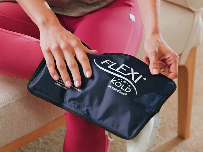FlexiKold gel cold pack donkerblauw op enkel
