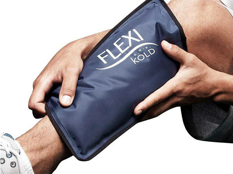 FlexiKold gel cold pack medium donkerblauw op scheenbeen