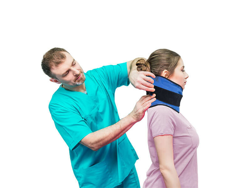 Specialist doet FlexiKold gel cold pack om nek van vrouw