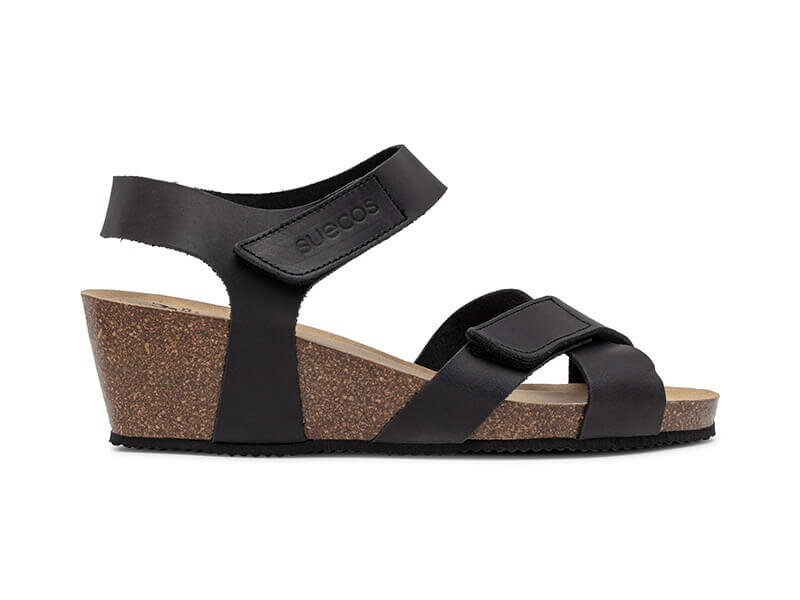 Suecos sandalen met sleehak zijaanzicht model idun zwart met zwarte zool en klittenbandsluiting