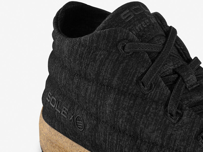 Details sole chukka jasper zwart met elastische veters merinowol kurk zool