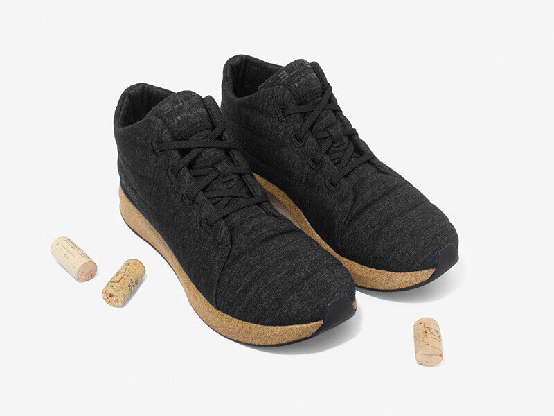 Een paar sole chukka schoenen model jasper in zwart met kurkenvoetbed en rubberen zool