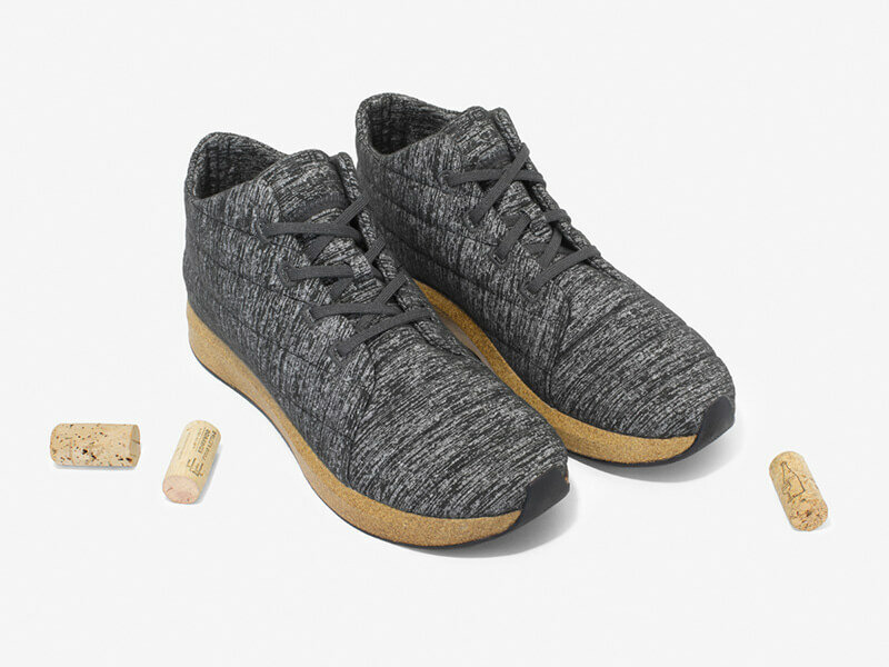 Een paar sole chukka schoenen model jasper in grijs met kurkenvoetbed en rubberen zool