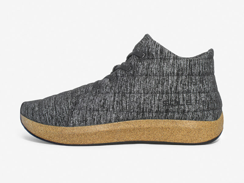 Sole schoen grijs links zijaanzicht voetbed kurk zool zwart elastische veters