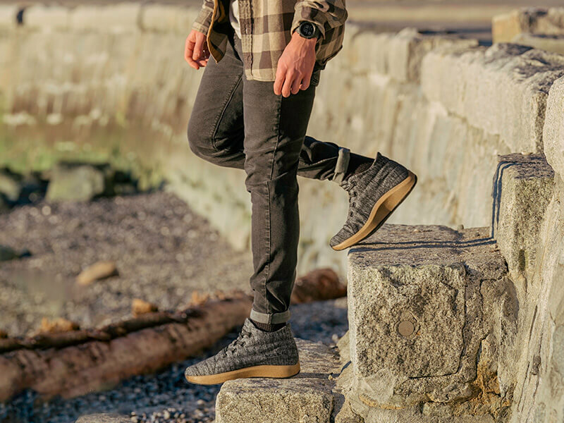 Chukka jasper grijs outdoor schoen op stenen trap