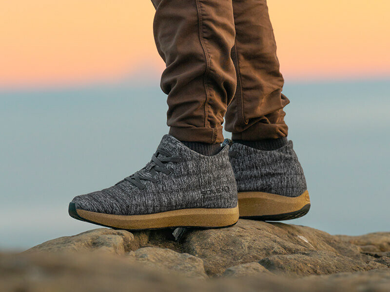 Sole chukka grijs staand op rotsen