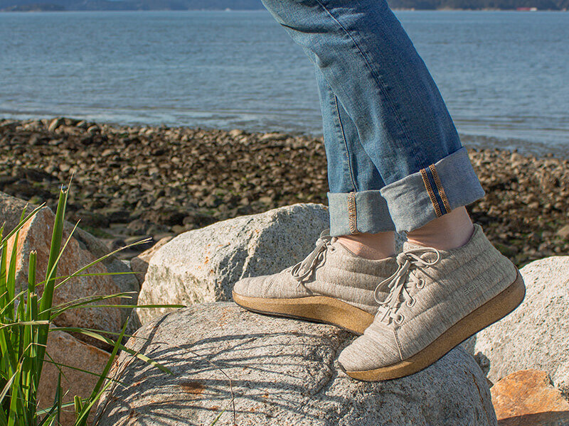 Sole chukka dames outdoor schoen beige staand op stenen bij water