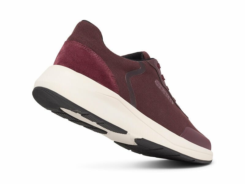 Vinter sneaker schoen wijnrood wit achteraanzicht met antislip zool