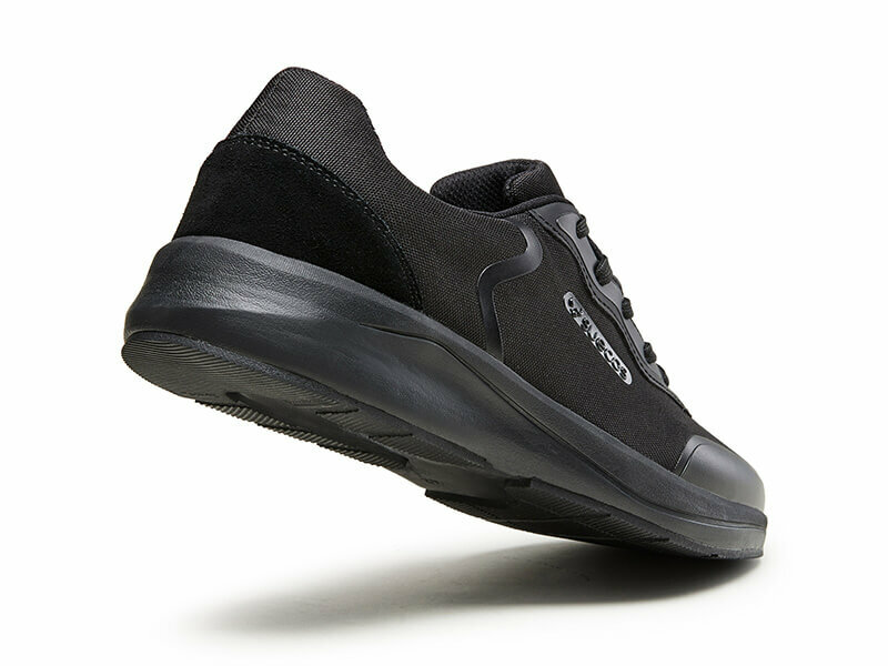 Vinter sneaker schoen zwart achteraanzicht met antislip zool