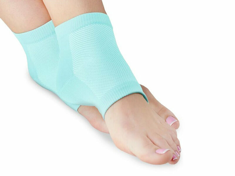 Hiel beschermers turquoise gedragen op voeten