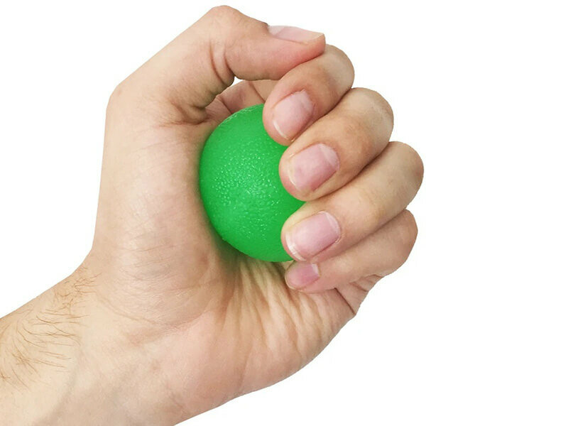 Trainingsballetje groen in de hand