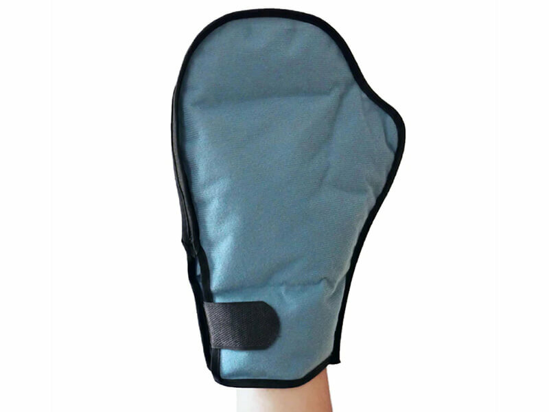chemo handschoenen natracure over de hand aangetrokken