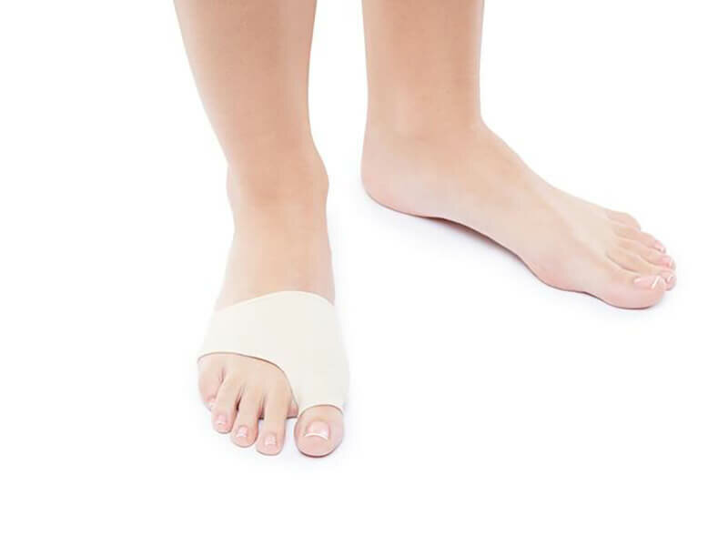 Bovenaanzicht hallux valgus beschermigskousje om rechtervoet