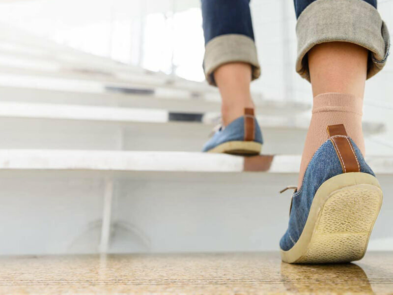 Achillespees beschermingssok om rechtervoet gedragen in schoen