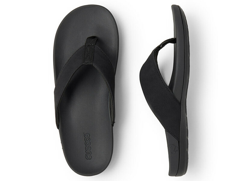 Paar havsand slippers zwart suecos