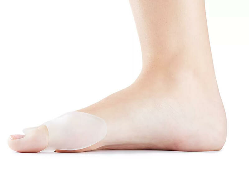 NatraCure Hallux valgus beschermer op rechtervoet binnenkant voet