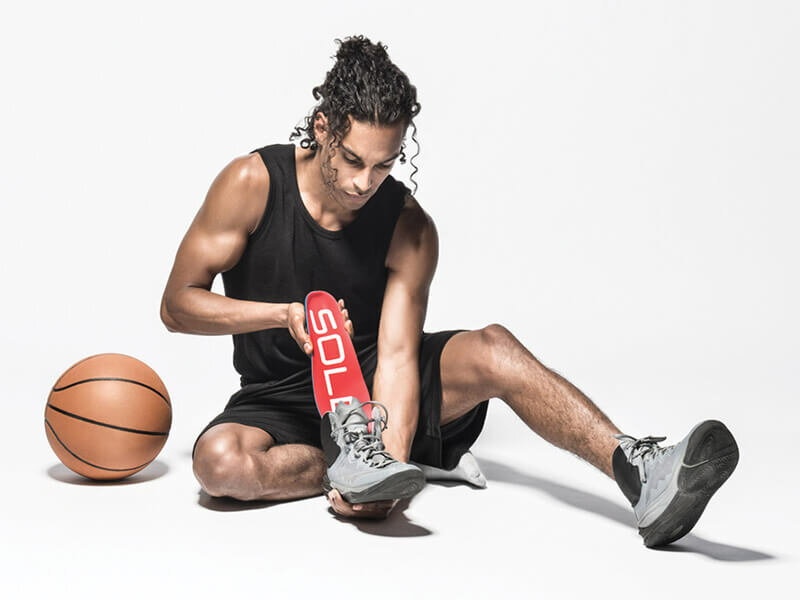 Basketballer doet sole active medium in sportschoen