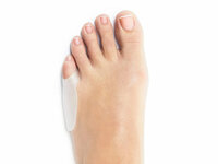 Bovenaanzicht beschermer van smartgel om linker kleine teen beschermt zijkant voet