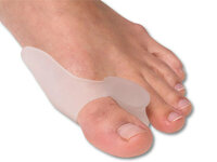 Hallux valgus gel beschermer en teenspreider op linkervoet schuin bovenaanzicht