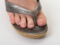 Tenen worden beschermd door gel beschermer om tussenstuk slippers