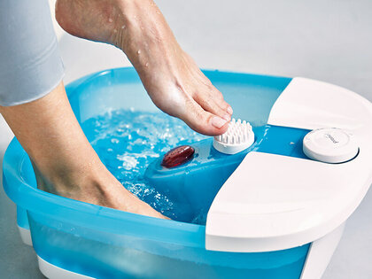 Voeten in voetenbadje met massage element