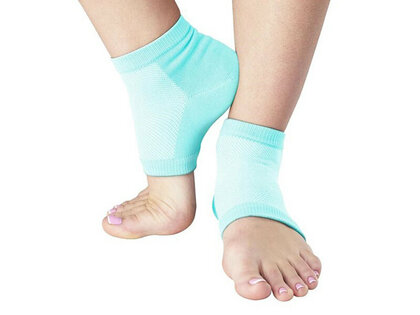 Turquoise hielbeschermers op linker en rechtervoet