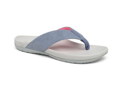 Schuinvooraanzicht slippers suecos lichtgrijs denimblauw bandje