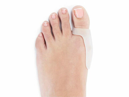 Gel beschermer voor hallux bunion op linkervoet bovenaanzicht