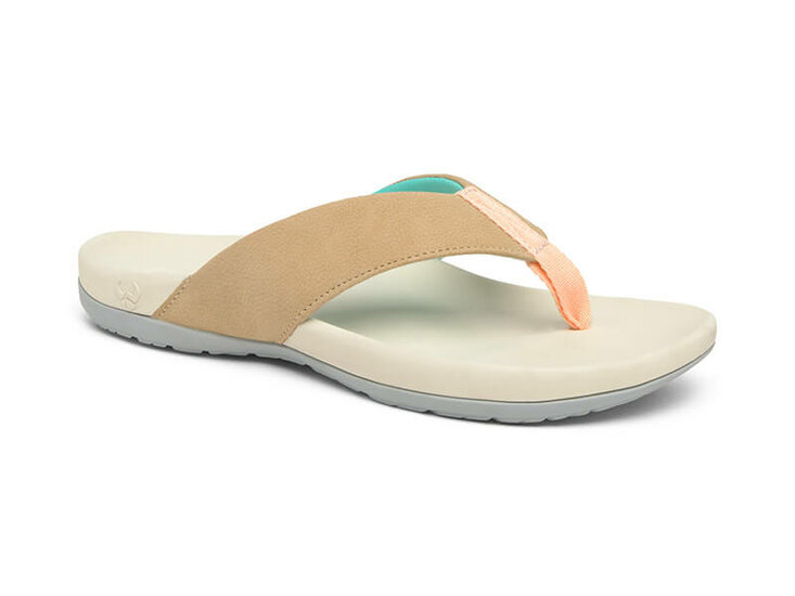 Schuinvooraanzicht dames slippers suecos beige met lichtgrijze zool
