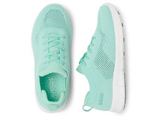 Paar latt sneaker schoenen mint met witte zool