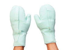 Paar koudetherapie wanten turquoise pasvorm op handen