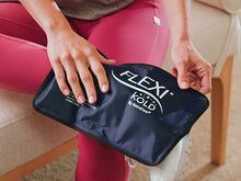 FlexiKold gel cold pack donkerblauw op enkel