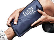 FlexiKold gel cold pack medium donkerblauw op scheenbeen