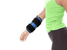 FlexiKold gel cold pack met klittenbandsluiting op rechterpols
