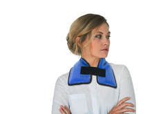 FlexiKold gel cold pack blauw met klittenbandsluiting om nek vrouw