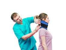 Specialist doet FlexiKold gel cold pack om nek van vrouw