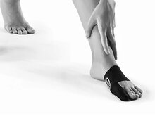 Epitact sport hallux valgus zwart om de linkervoet