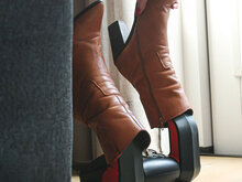Go4dry schoendroger zwart met rood met laarzen erop