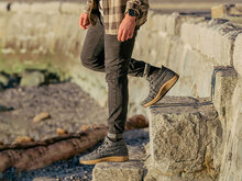 Chukka jasper grijs outdoor schoen op stenen trap