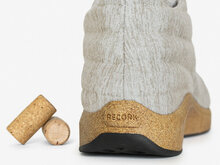 Sole chukka schoen beige dempend flexibel voetbed van gerecycled kurk en rubberen zool zwart