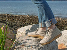 Sole chukka dames outdoor schoen beige staand op stenen bij water