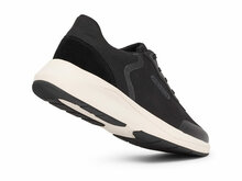 Vinter sneaker schoen zwart wit achteraanzicht met antislip zool