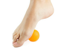 Training balletje oranje onder de voet