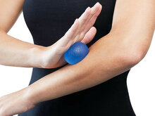 Trainingsballetje blauw in de hand op de arm