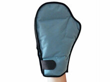 chemo handschoenen natracure over de hand aangetrokken