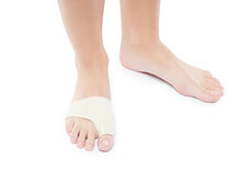 Bovenaanzicht hallux valgus beschermigskousje om rechtervoet