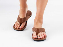 Suecos slippers dames bruin vooraanzicht gedragen door model